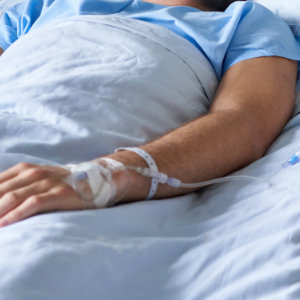 Intensiv pflegebedürftiger Mann im Bett