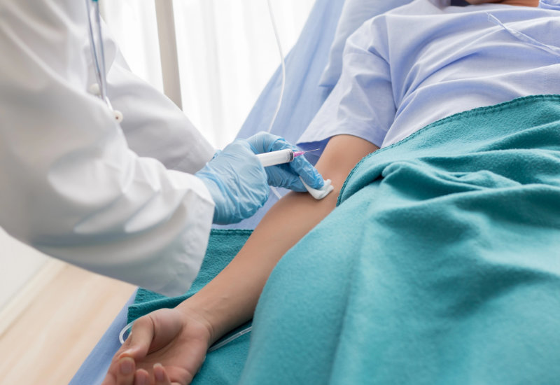 Ein Intensivpfleger spritzt einen jungen atienten