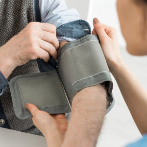 Intensivpflichtiger junger Mann mit einer Beatmungsmaske