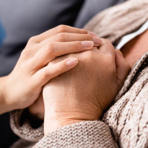 Intensiv pflegebedürftiger Mann im Bett