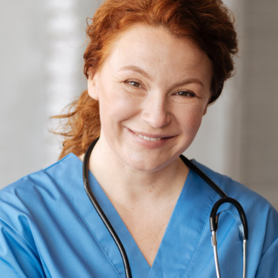 Eine freundlich lächelnde Pflegefachkraft