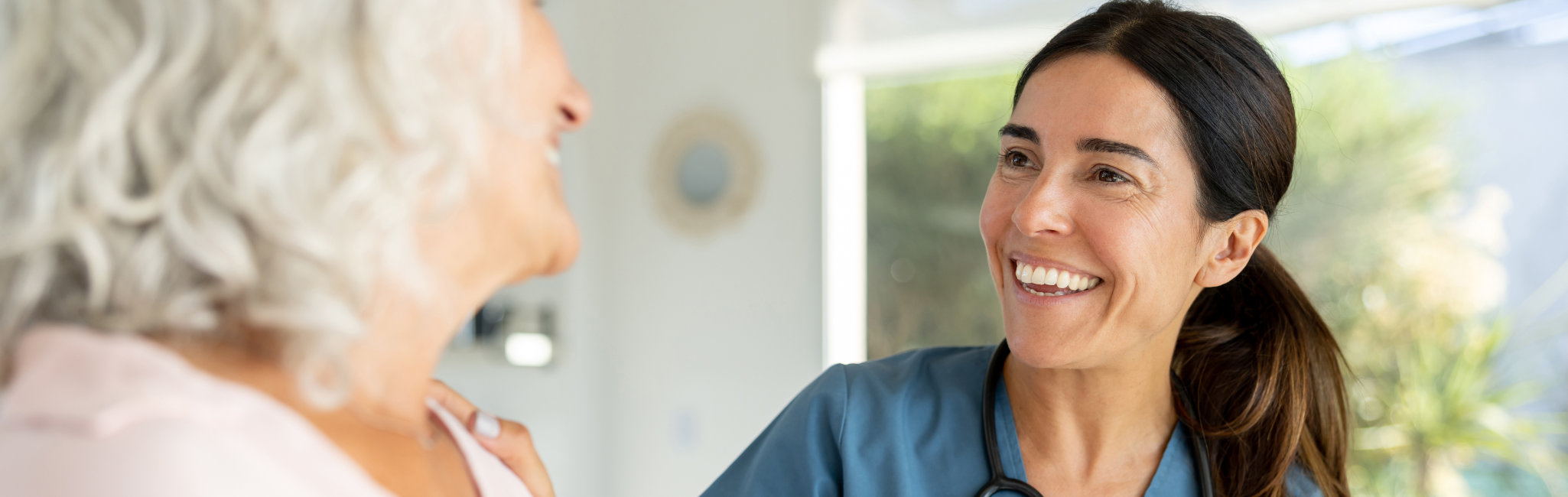 Eine freundlich lächelnde Pflegeexpertin im Beratungsgespräch