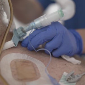 Intensiv pflegebedürftiger Mann mit Tracheostoma