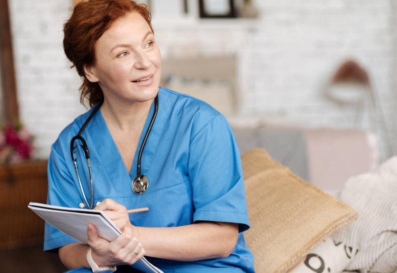 Eine Pflegefachkraft im Gespräch über den Wechsel des Pflegedienstes
